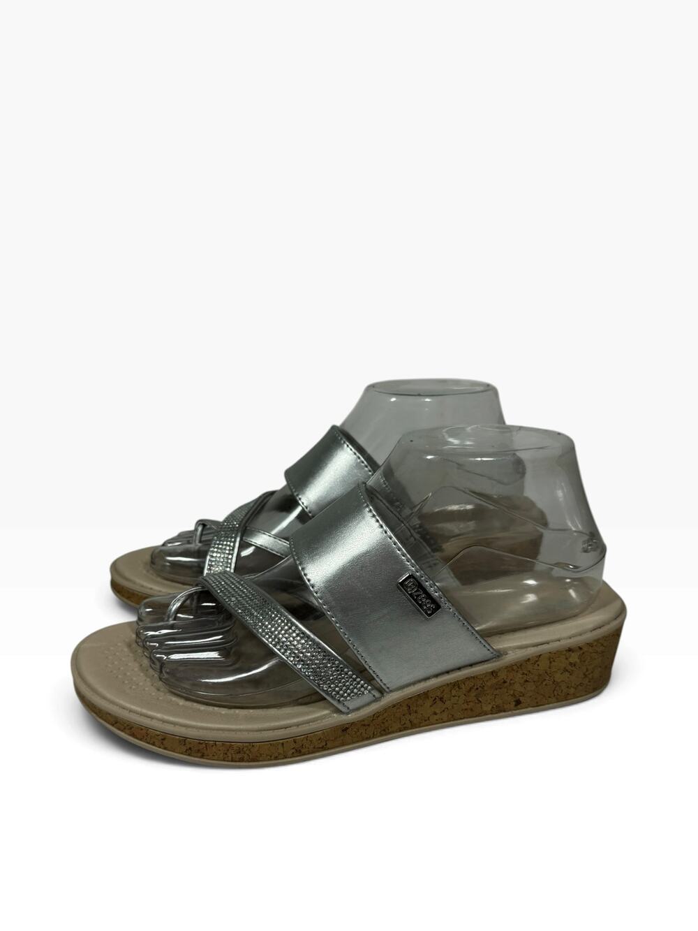 BZEES Sandals Size 8 M Silver Strap Bling Toe Cross Comfort